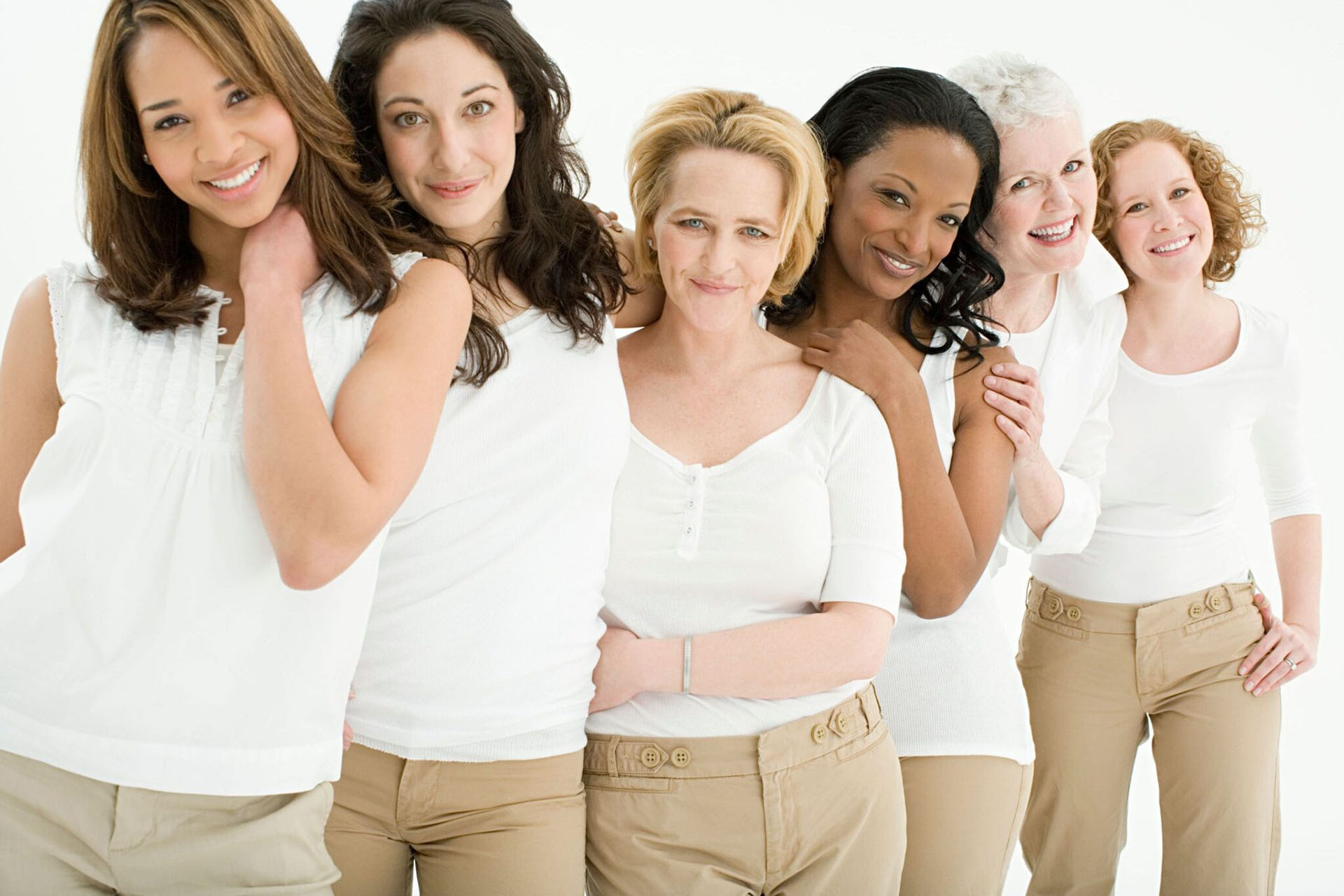 Donne di età differente con la pelle curata