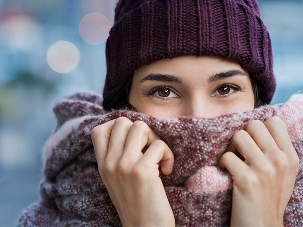 Giovane donna con berretto e sciarpa