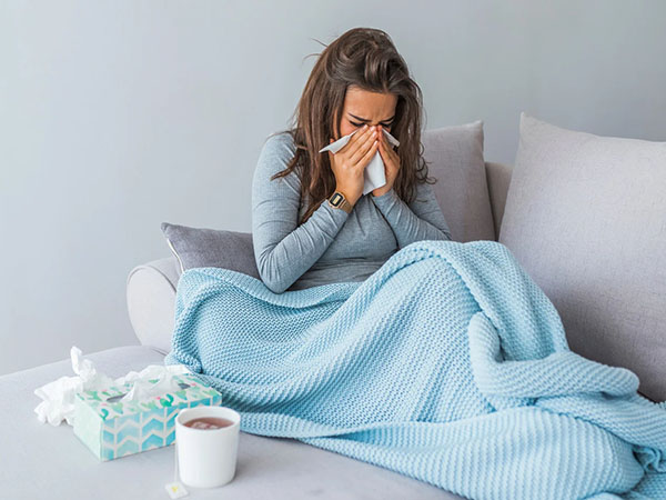 Giovane donna con raffreddore