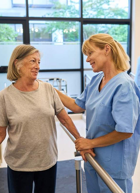 Signora anziana che pratica fisioterapia