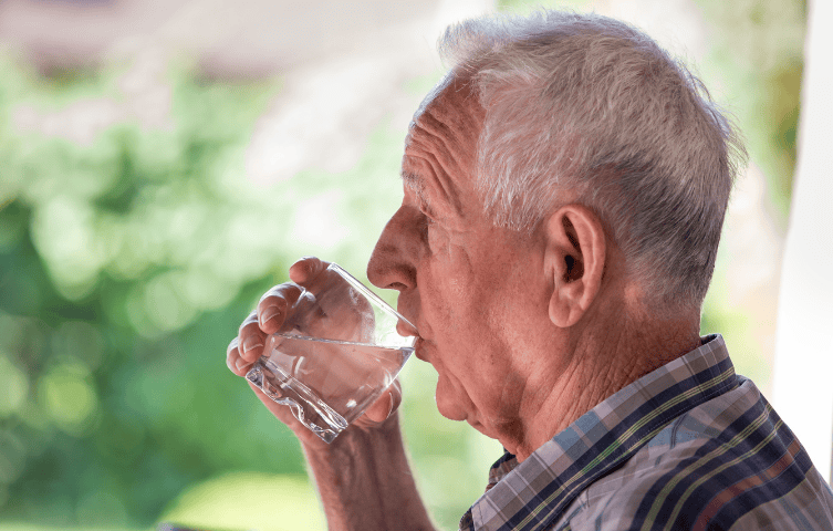 bere acqua per idratarsi