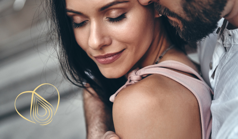 coppia che si abbraccia con espressione di sollievo